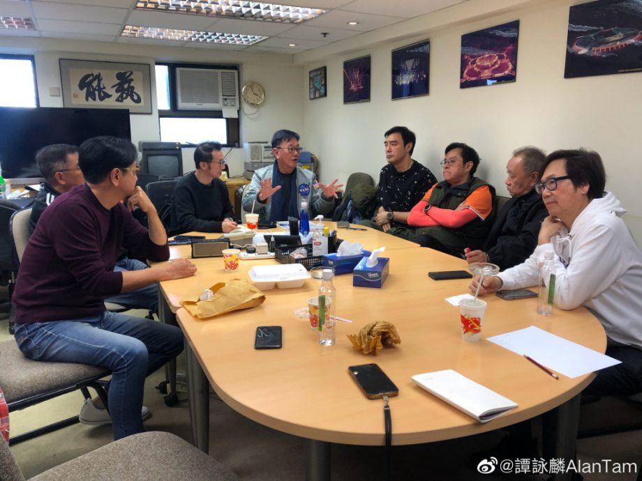 温拿复刻50年前唱片封套 网民调侃“忘记缩肚”