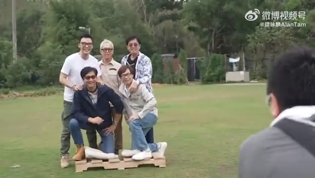 温拿复刻50年前唱片封套 网民调侃“忘记缩肚”