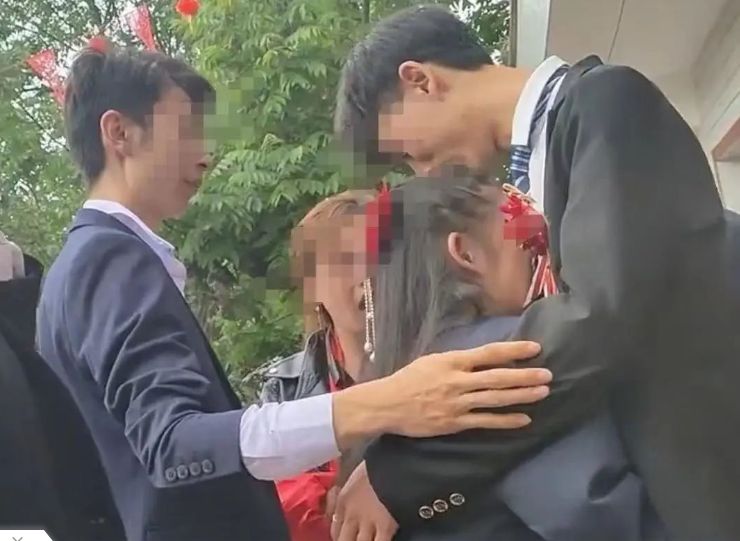 父母强打包送婆家!传14岁少女“被逼嫁人”痛哭 警冲上门揭真相