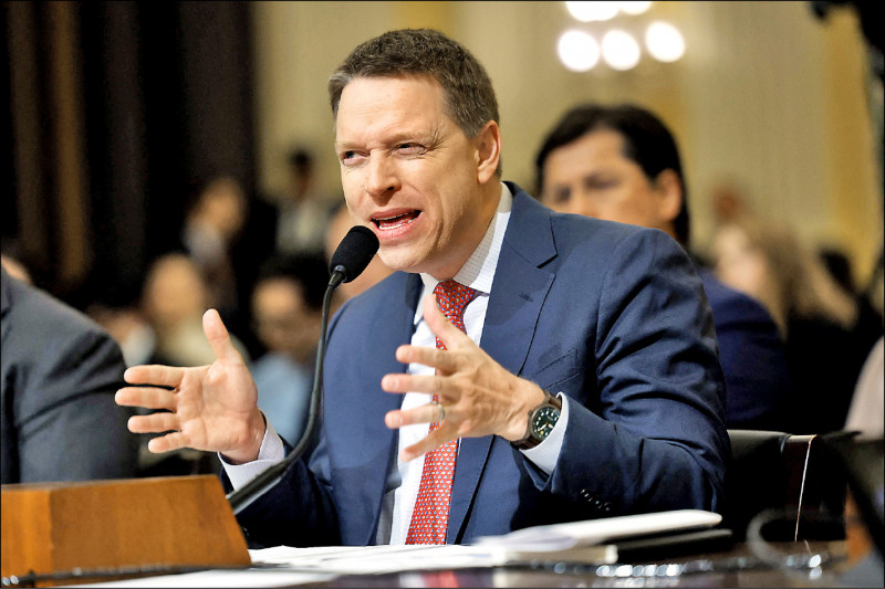 特朗普前顾问示警 中国已被喂养成“大白鲨”