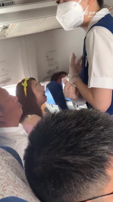 狂迷机上喊殿下跪地示爱 王一博怒发声明抵制滋扰