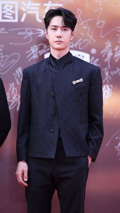 狂迷机上喊殿下跪地示爱 王一博怒发声明抵制滋扰