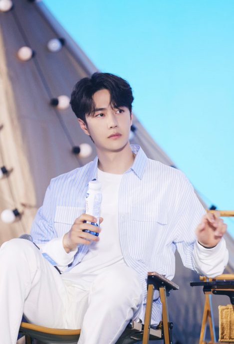 狂迷机上喊殿下跪地示爱 王一博怒发声明抵制滋扰