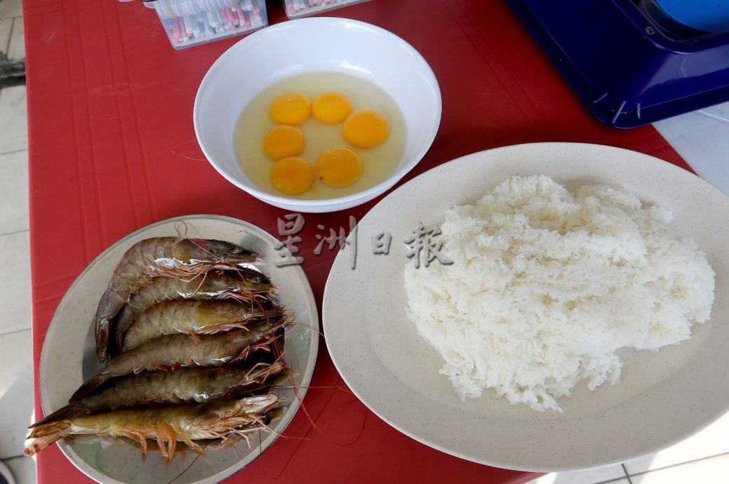 独家|2人份虾球炒饭RM40没砍菜头  档口老板：那是凤凰虾！
