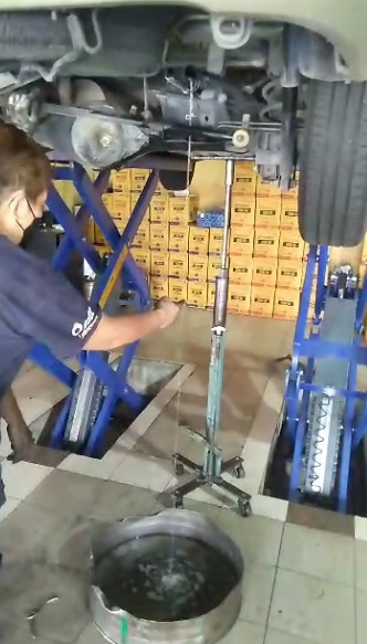 独家|多车添油后走不到半公里抛锚 油站:疑雨水渗透油库