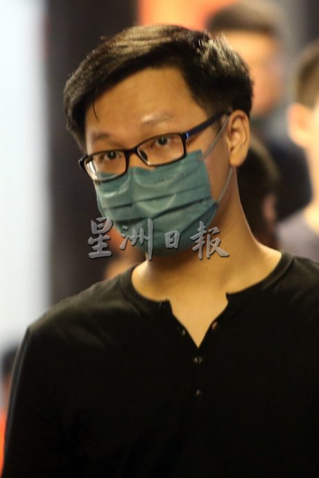 独家|深夜卖臭豆腐至凌晨不喊累 老“Uncle”：做到最后一个客人