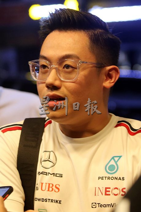 独家|深夜卖臭豆腐至凌晨不喊累 老“Uncle”：做到最后一个客人