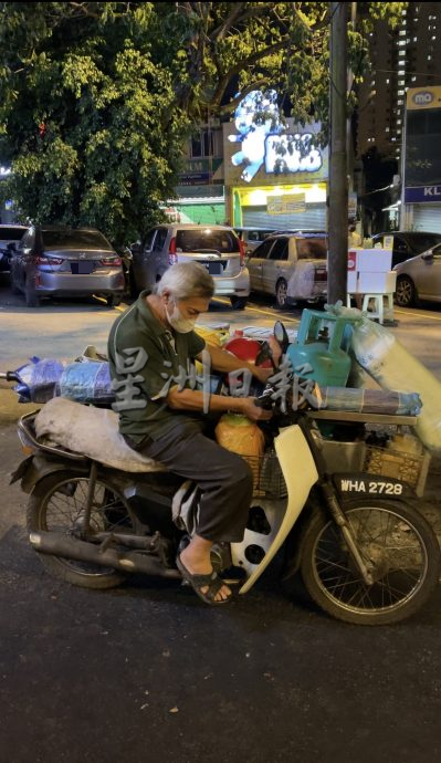 独家|深夜卖臭豆腐至凌晨不喊累 老“Uncle”：做到最后一个客人