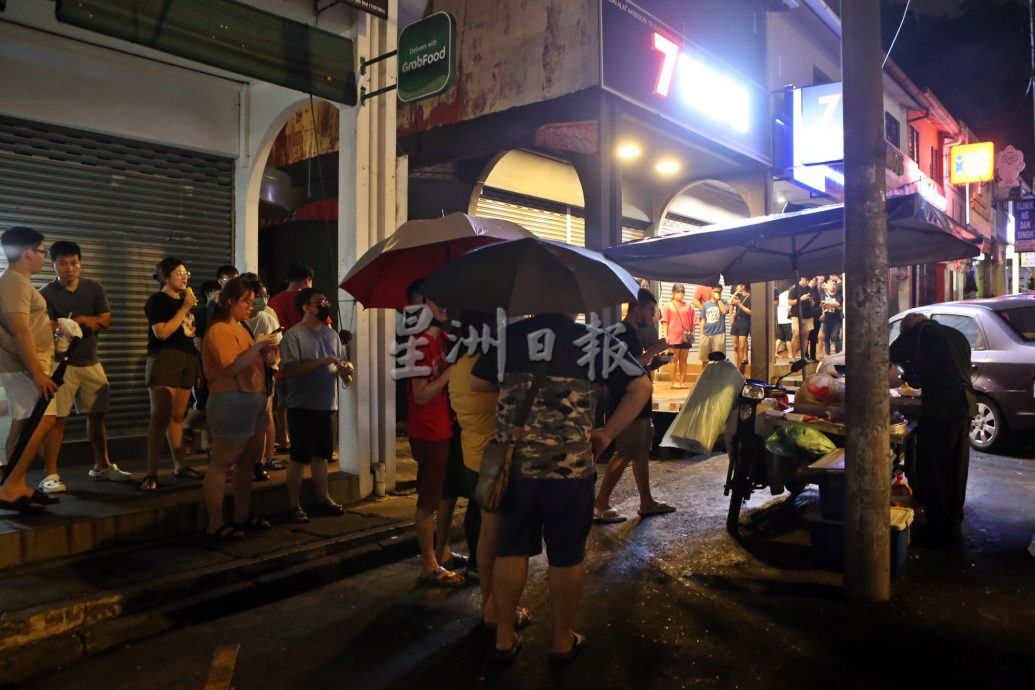 独家|深夜卖臭豆腐至凌晨不喊累 老“Uncle”：做到最后一个客人