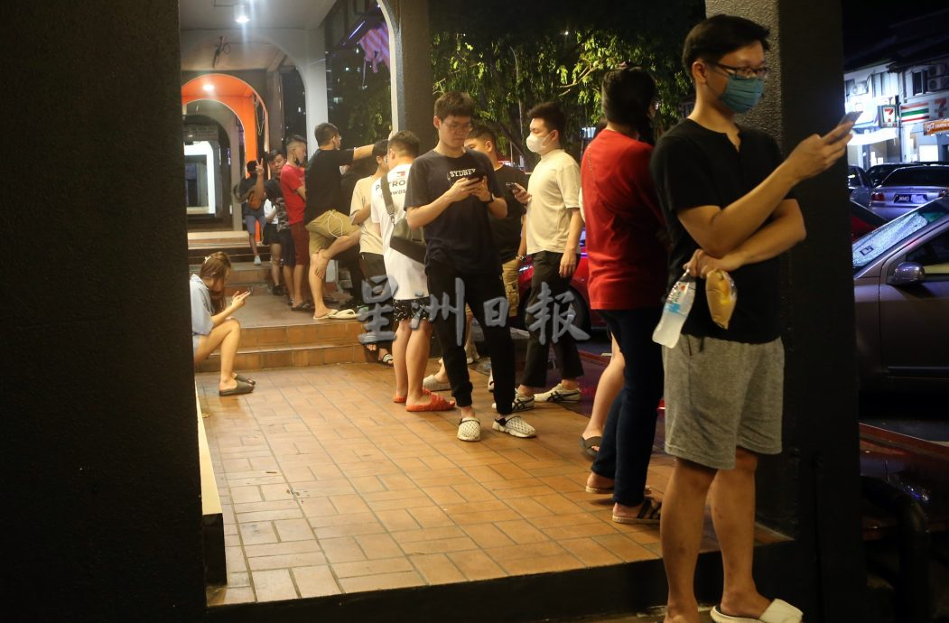 独家|深夜卖臭豆腐至凌晨不喊累 老“Uncle”：做到最后一个客人