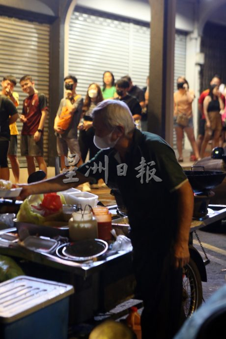 独家|深夜卖臭豆腐至凌晨不喊累 老“Uncle”：做到最后一个客人