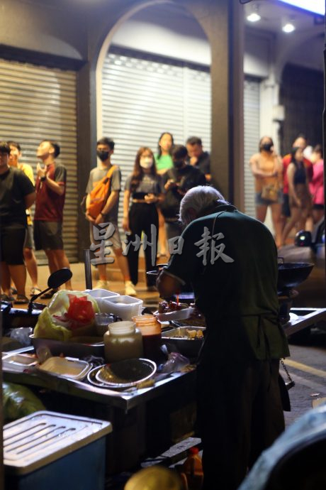 独家|深夜卖臭豆腐至凌晨不喊累 老“Uncle”：做到最后一个客人