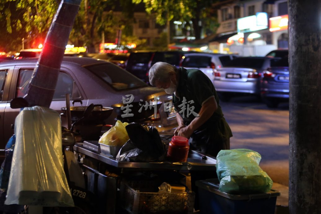 独家|深夜卖臭豆腐至凌晨不喊累 老“Uncle”：做到最后一个客人