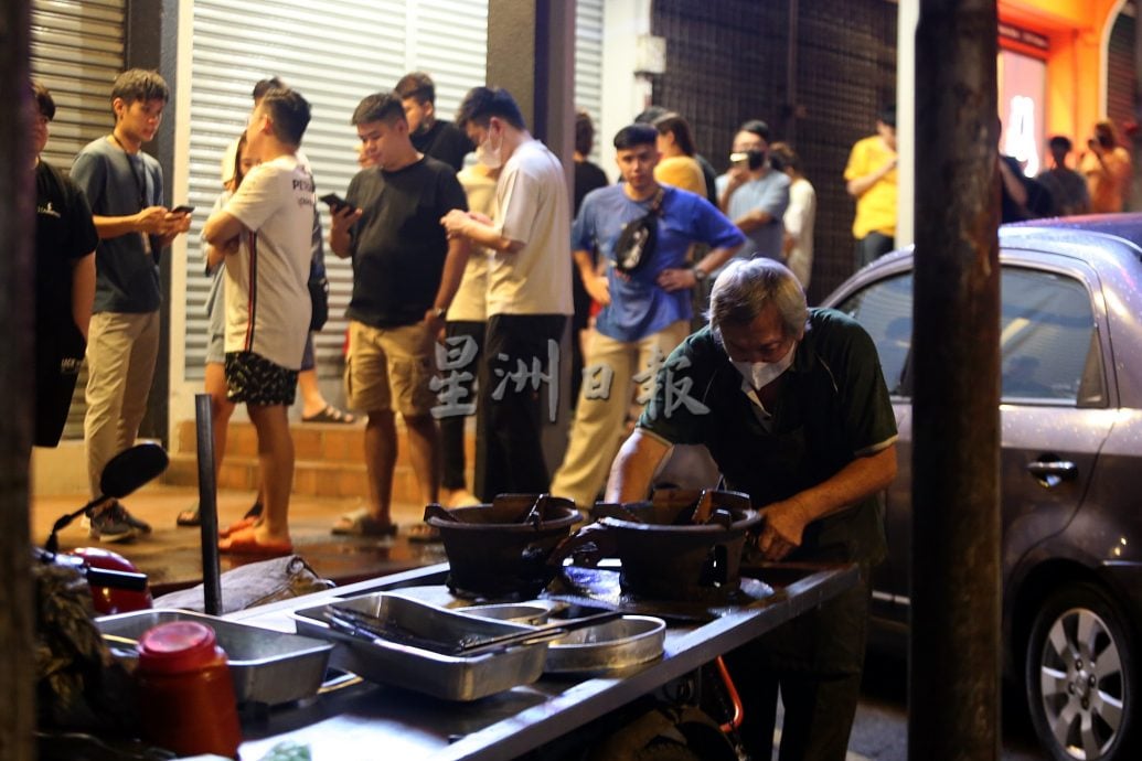 独家|深夜卖臭豆腐至凌晨不喊累 老“Uncle”：做到最后一个客人