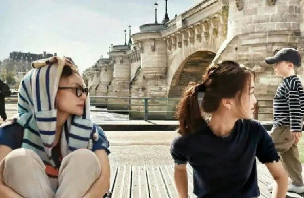 王菲母女神侧颜太惊艳 16岁李嫣被抓包疑抽烟?