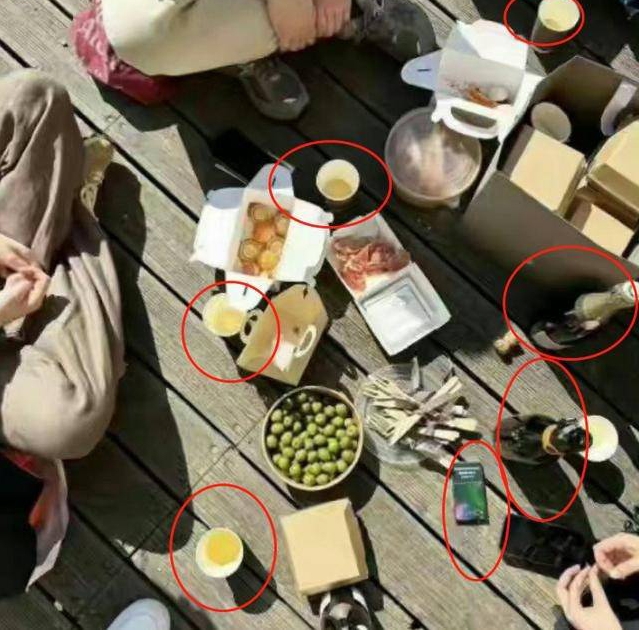 王菲母女神侧颜太惊艳 16岁李嫣被抓包疑抽烟?