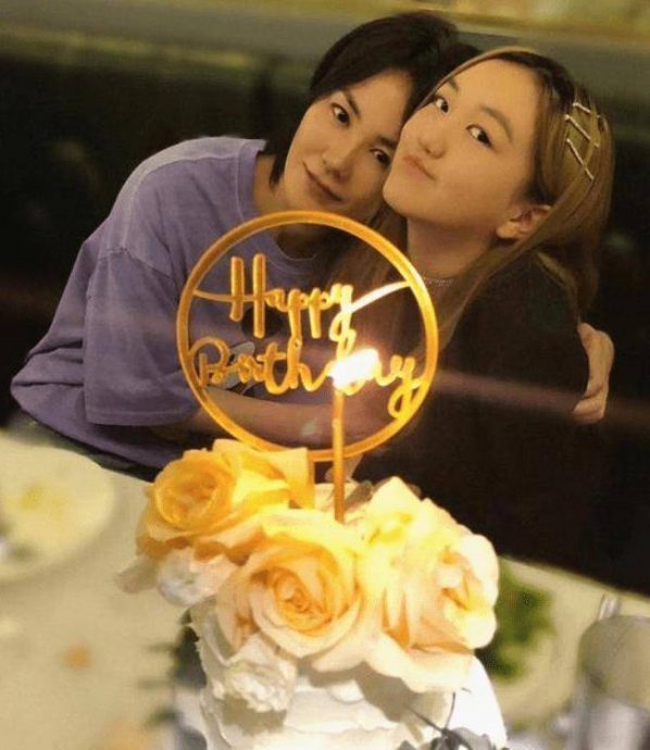 王菲母女神侧颜太惊艳 16岁李嫣被抓包疑抽烟?