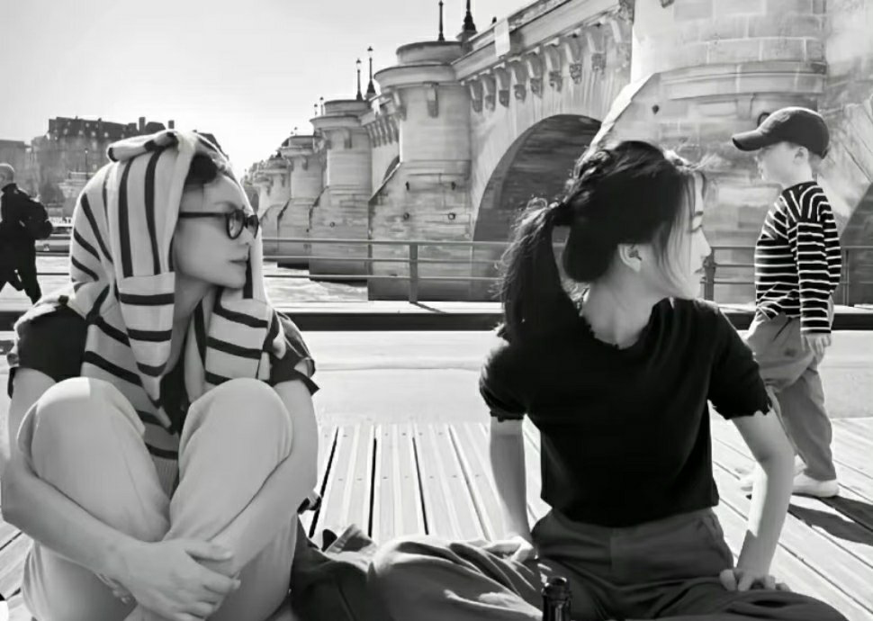 王菲母女神侧颜太惊艳 16岁李嫣被抓包疑抽烟?