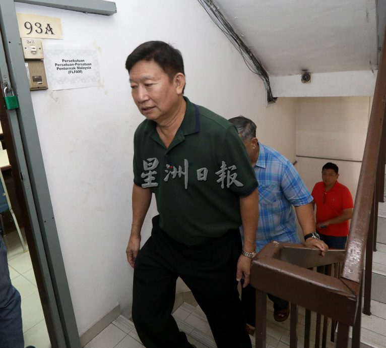 王观文（左一）与各个属会代表出席紧急会议，讨论近期猪价飙涨的问题。（陈启基摄）