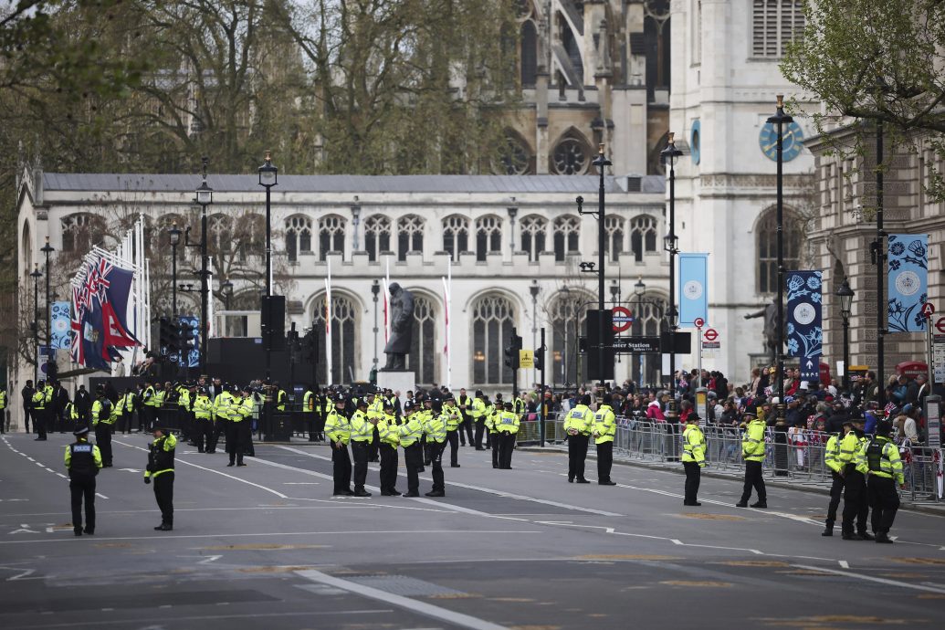 用纯素圣油、回收礼服……  英王加冕礼 环保成亮点