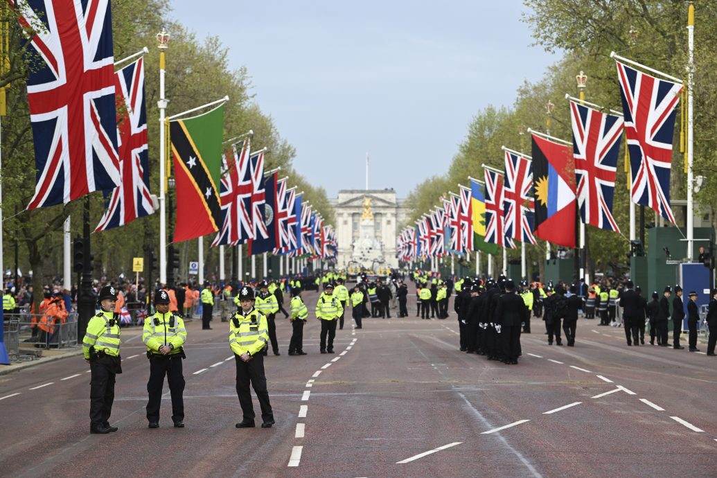 用纯素圣油、回收礼服……  英王加冕礼 环保成亮点