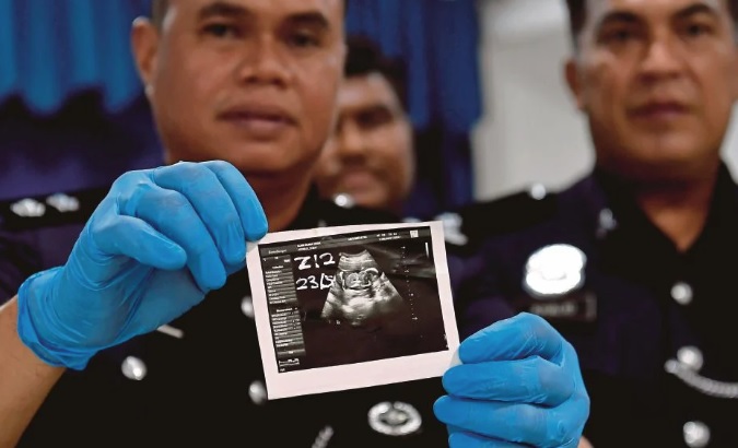 男友剖腹取胎复焚尸案|警方:已向10人录供