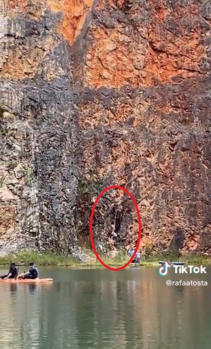 男子庆祝离婚玩高空跳 绳索突断摔断脖子