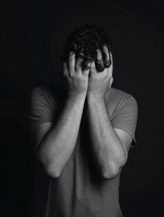 男子搭顺风车遇劫惊魂  “我拼死咬匪徒的颈不放”