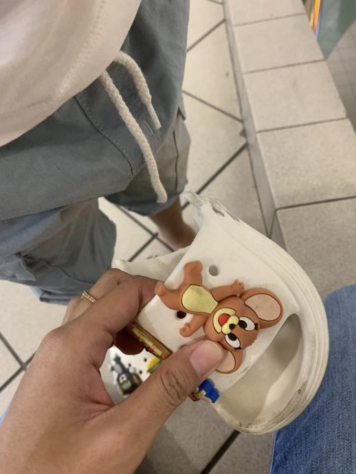 男童随母逛广场出事 塑料拖鞋被扶梯“吞”一半 