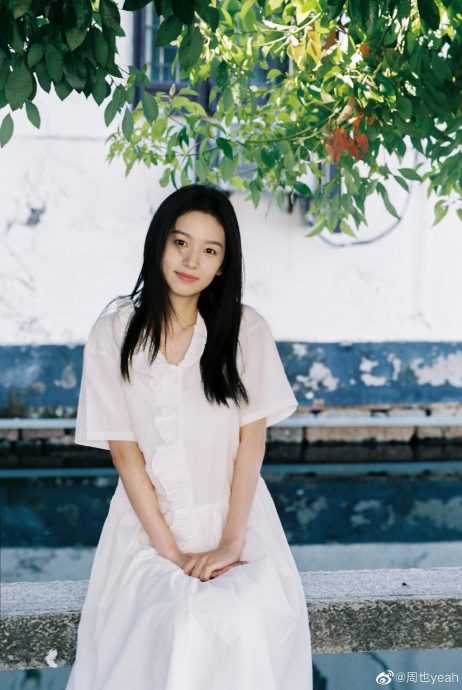 直播中4次读错忏悔道歉 周也被调侃绝望的文盲