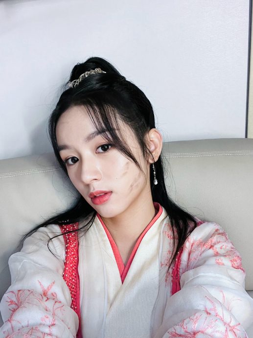 直播中4次读错忏悔道歉 周也被调侃绝望的文盲