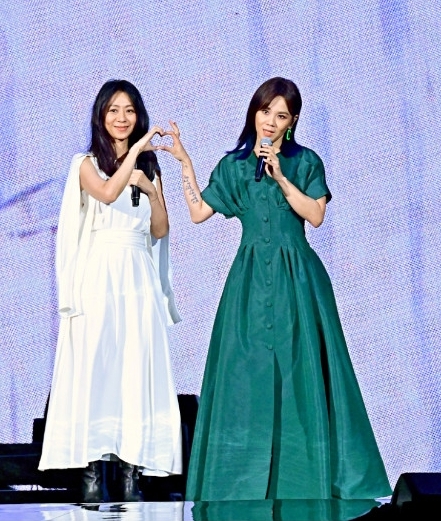 相隔23年再同台陈绮贞  蔡健雅笑称上世纪歌手