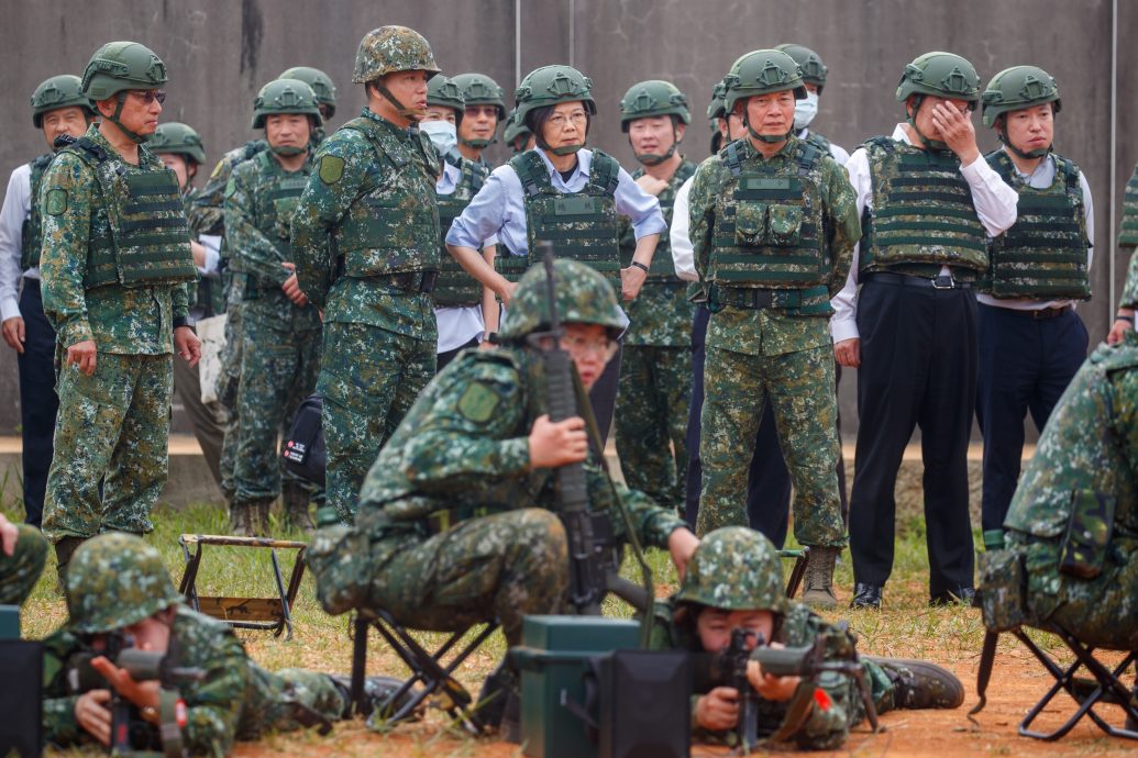看世界)视察首批征召女性后备军人 蔡英文:不分性别守护家园