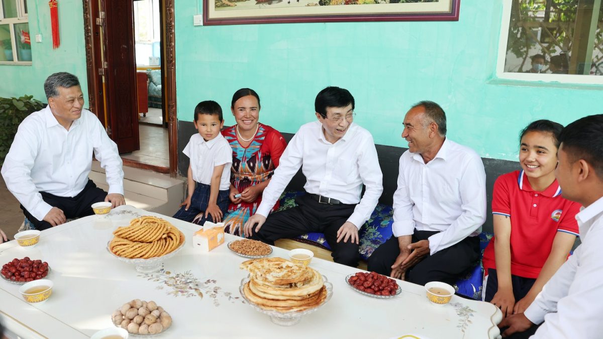 看世界)王沪宁考察新彊:要坚定不移推进反恐维稳法治化常态化