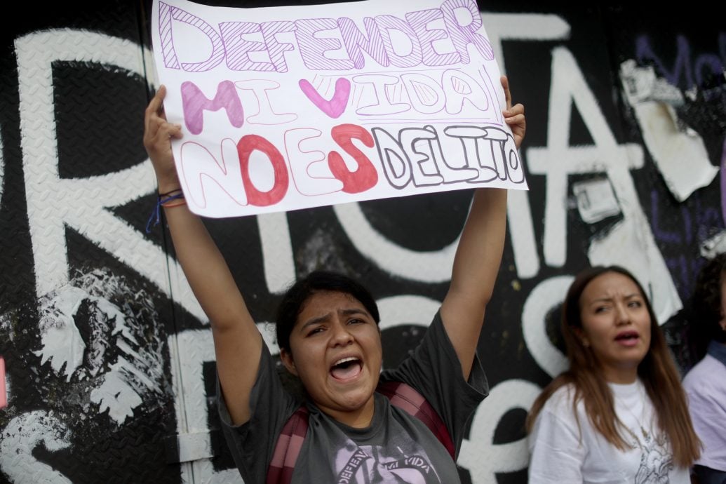 看世界／3岁单亲妈惨遭殴打性侵！极力反抗“杀死恶狼”被判刑6年还要赔钱 引众怒