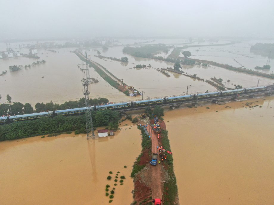 看世界／江西连日暴雨 30万人受灾 6市现灾情 宜春决堤淹4村