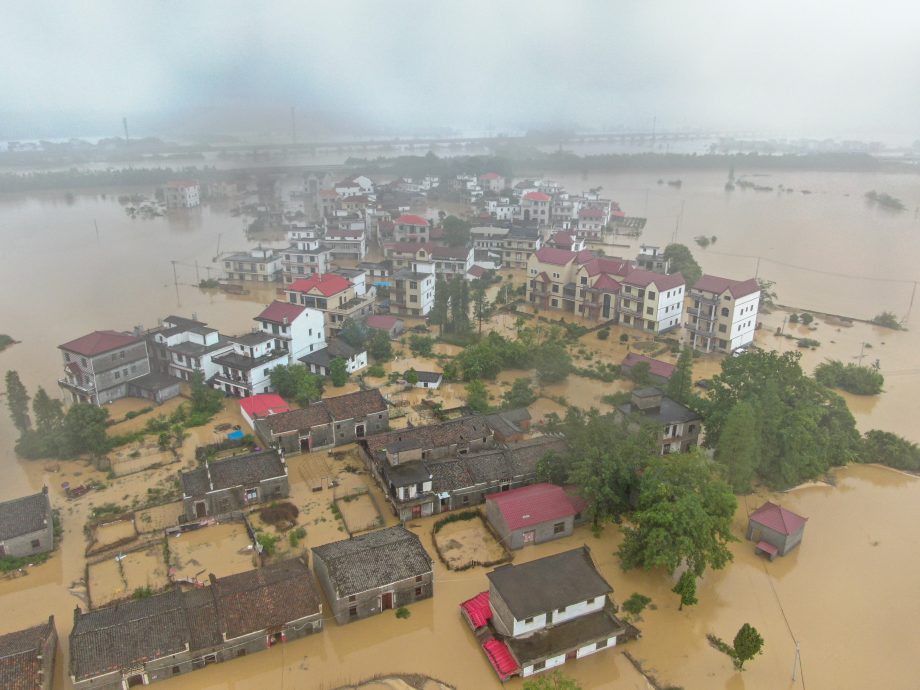 看世界／江西连日暴雨 30万人受灾 6市现灾情 宜春决堤淹4村