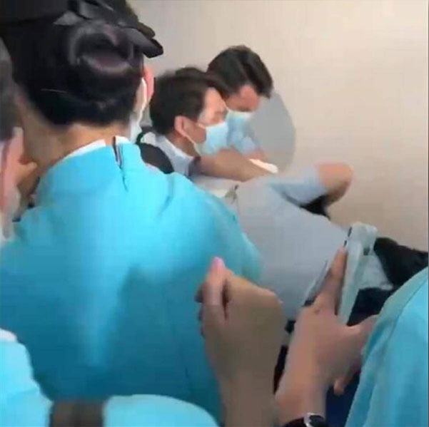 看世界/网传厦航一飞行员在女厕偷拍 警方:已行拘