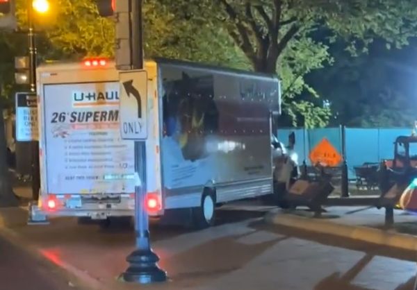 看世界/货车直撞白宫外安全护栏!紧急封路撤离群众 司机遭逮捕