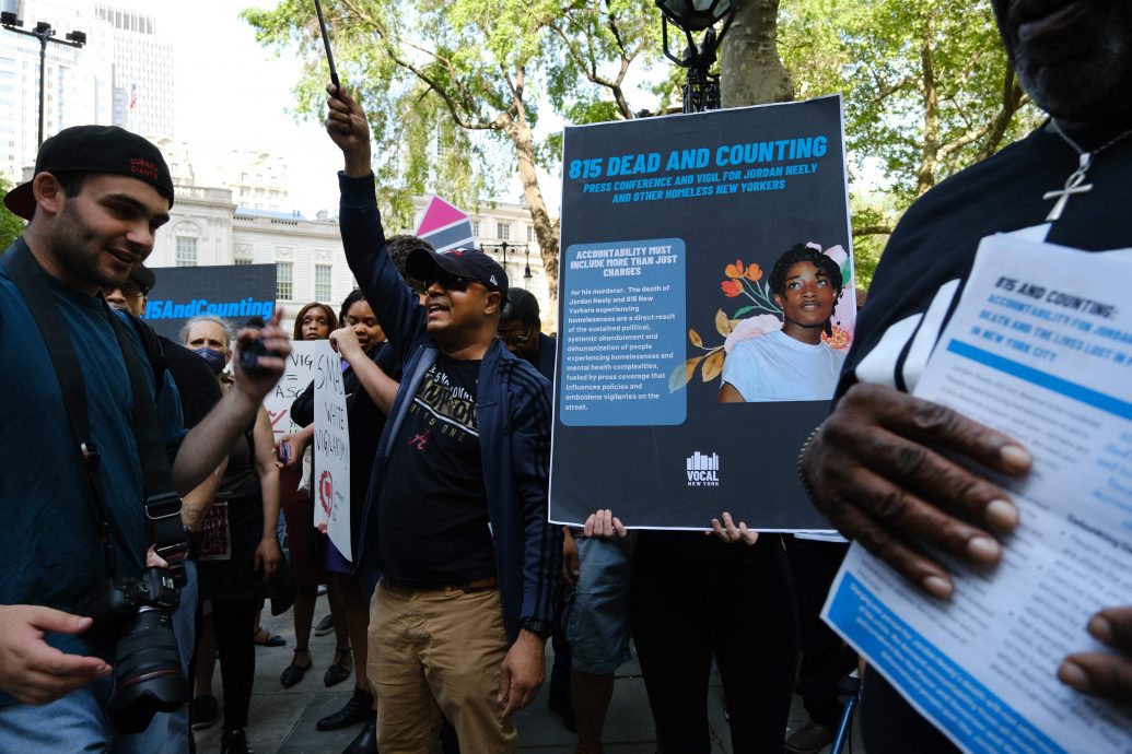 看世界／锁喉3分多钟　当众勒毙吵闹乘客　海陆退役男被控过失杀人