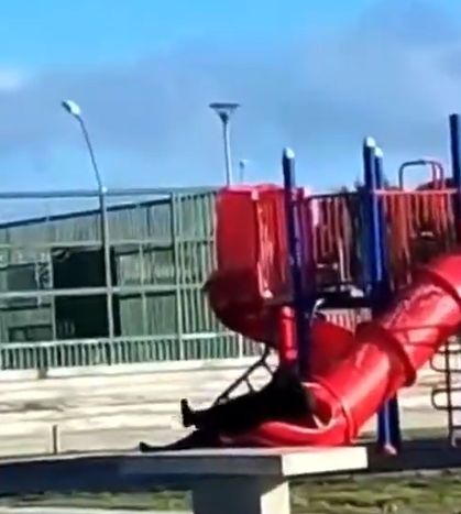 看世界／随扈不来救？ 智利总统溜滑梯被卡住 路过民众全都录