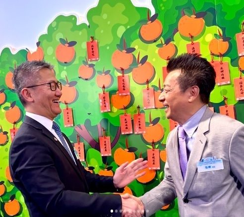 石修同框警队一哥 被网敲碗一起拍戏