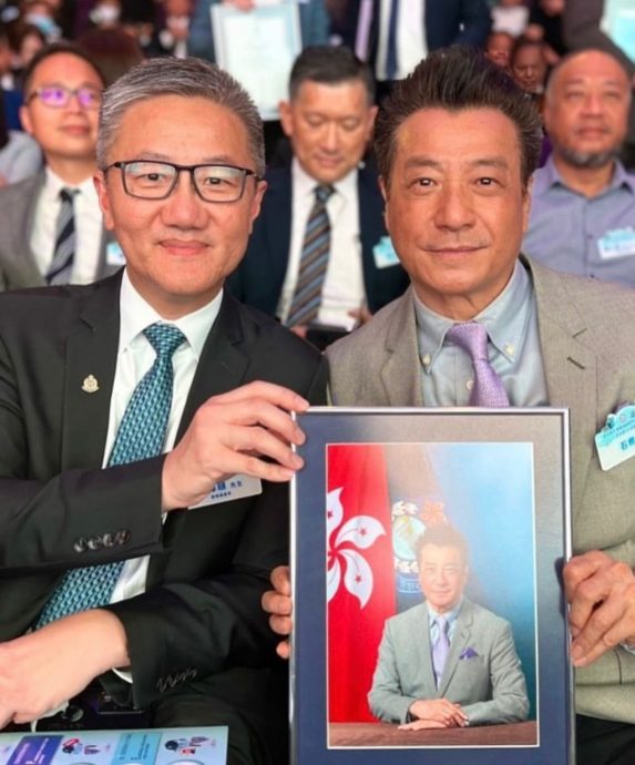 石修同框警队一哥 被网敲碗一起拍戏