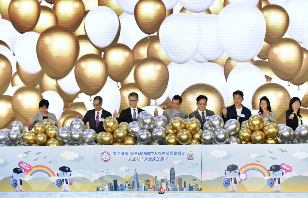 石修同框警队一哥 被网敲碗一起拍戏