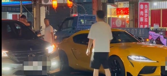 礼让行人被按喇叭 他竟怒砍后车司机