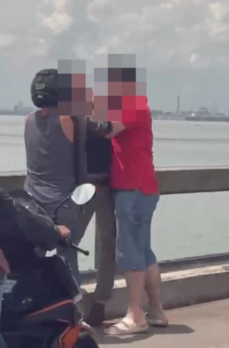 社媒流传视频 2男槟大桥扭打