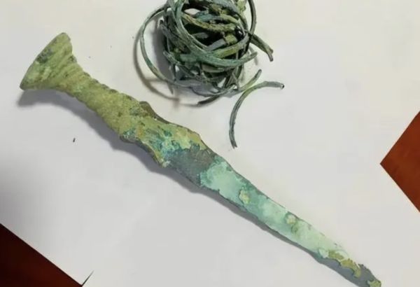 神秘老人拦下推销“青铜古剑” 男子买下后鉴定吓傻:战国的