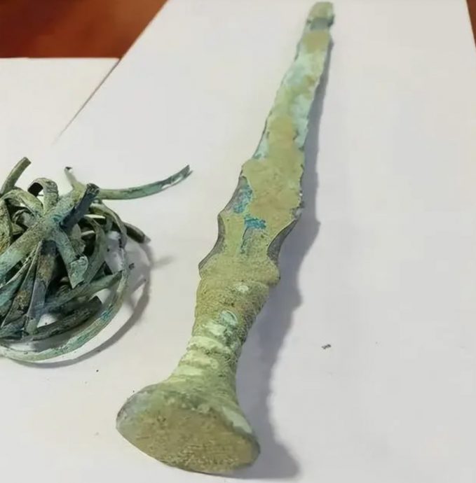 神秘老人拦下推销“青铜古剑” 男子买下后鉴定吓傻:战国的