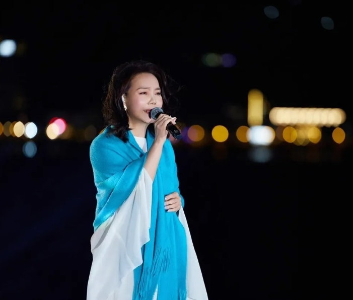 祸从天降! 辛晓琪被高处摔下阿伯压伤