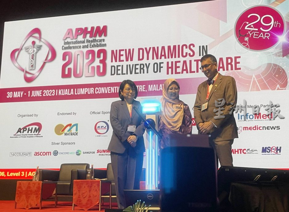 私人医院护士不足 卫长:考虑从外国招聘护士